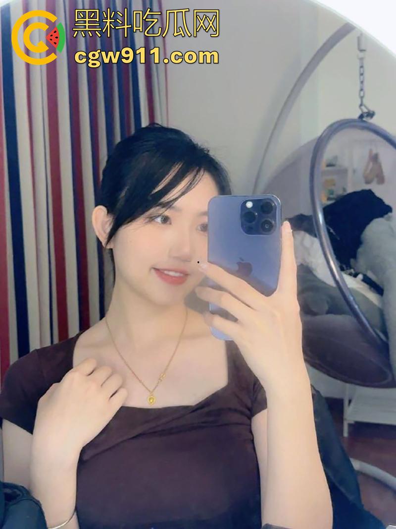 朋友的骚女友【闻玉静】，表面长腿女神，私下性奴母狗，偷偷在朋友手机里，发现骚逼的私拍，这绝对能威胁她一次吧！-1