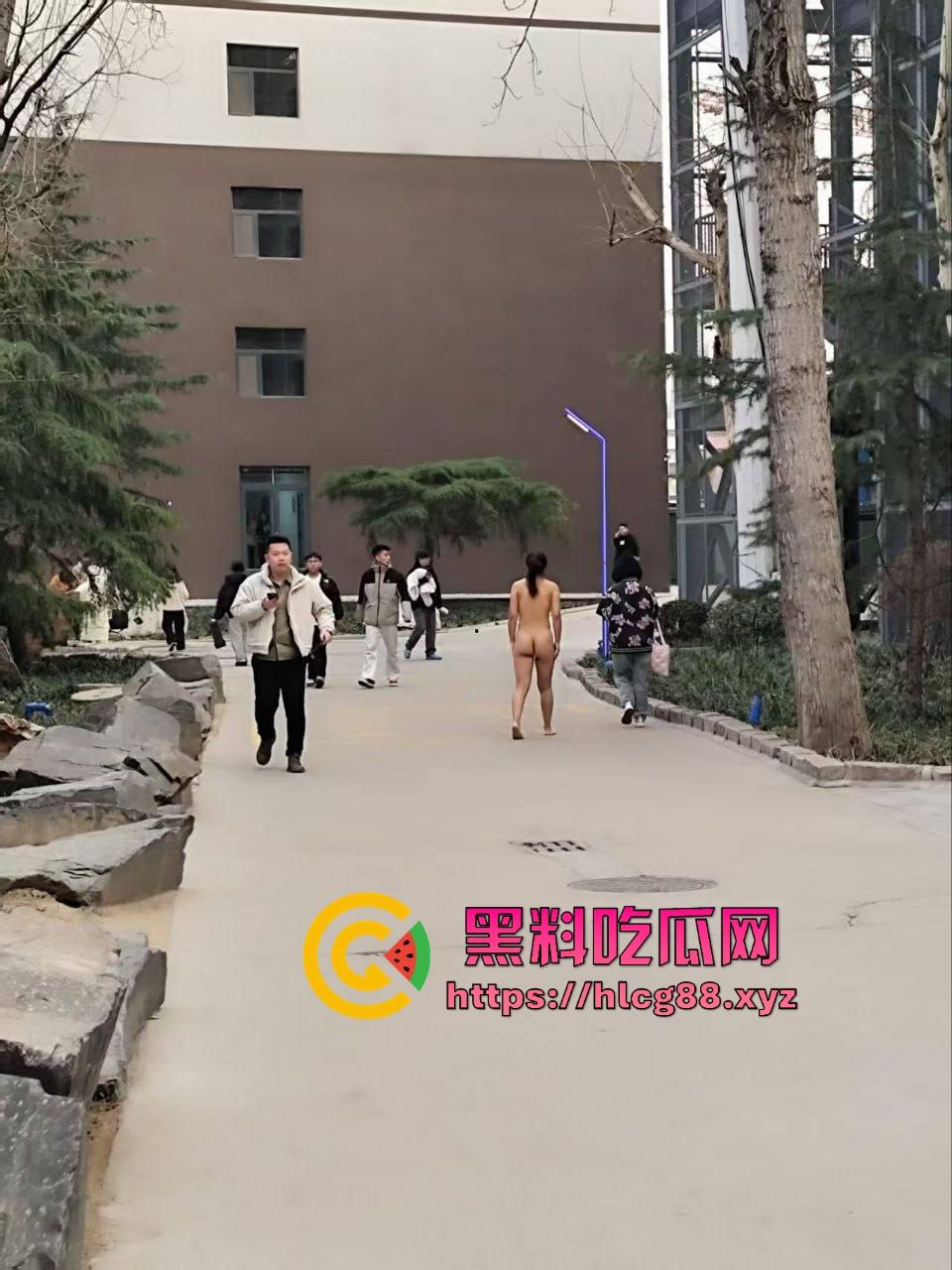 河北美院骚娘们裸奔操场追男生亮瞎狗眼，奶头甩风逼毛飘街，艺术婊感情崩盘就玩人体艺术，天下无人敌！-3