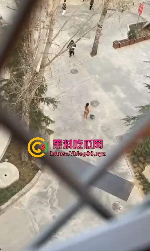 河北美院骚娘们裸奔操场追男生亮瞎狗眼，奶头甩风逼毛飘街，艺术婊感情崩盘就玩人体艺术，天下无人敌！-9