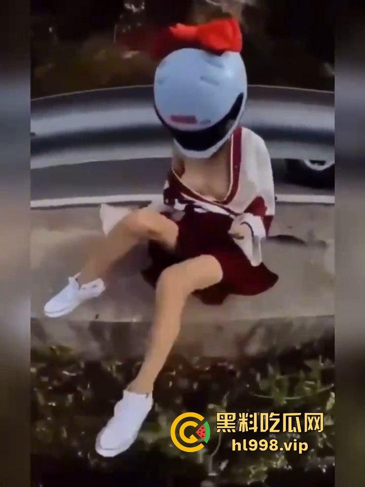 女骑手摔倒险坠山崖，居然还摆拍摸奶子！流量至上，简直让人无语！-3
