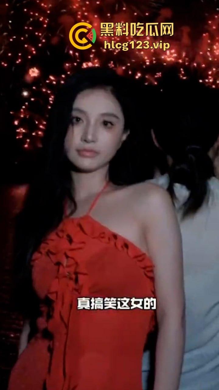 美女在澳门看烟花遭到歧视 被人用粤语骂“大陆狗” 细节视频曝光-5