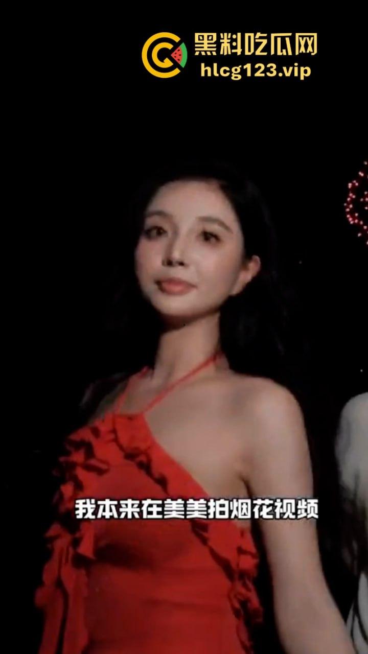 美女在澳门看烟花遭到歧视 被人用粤语骂“大陆狗” 细节视频曝光-9