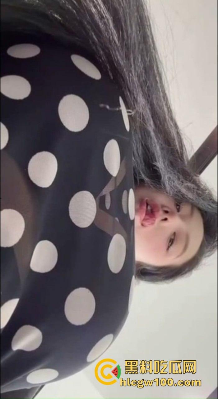 抖音巨乳网红【萌萌叫小胖儿】不雅视频流出，14万粉丝的奶神私底下浪到飞起，波涛汹涌的大奶子让人想掏钱就约！-9