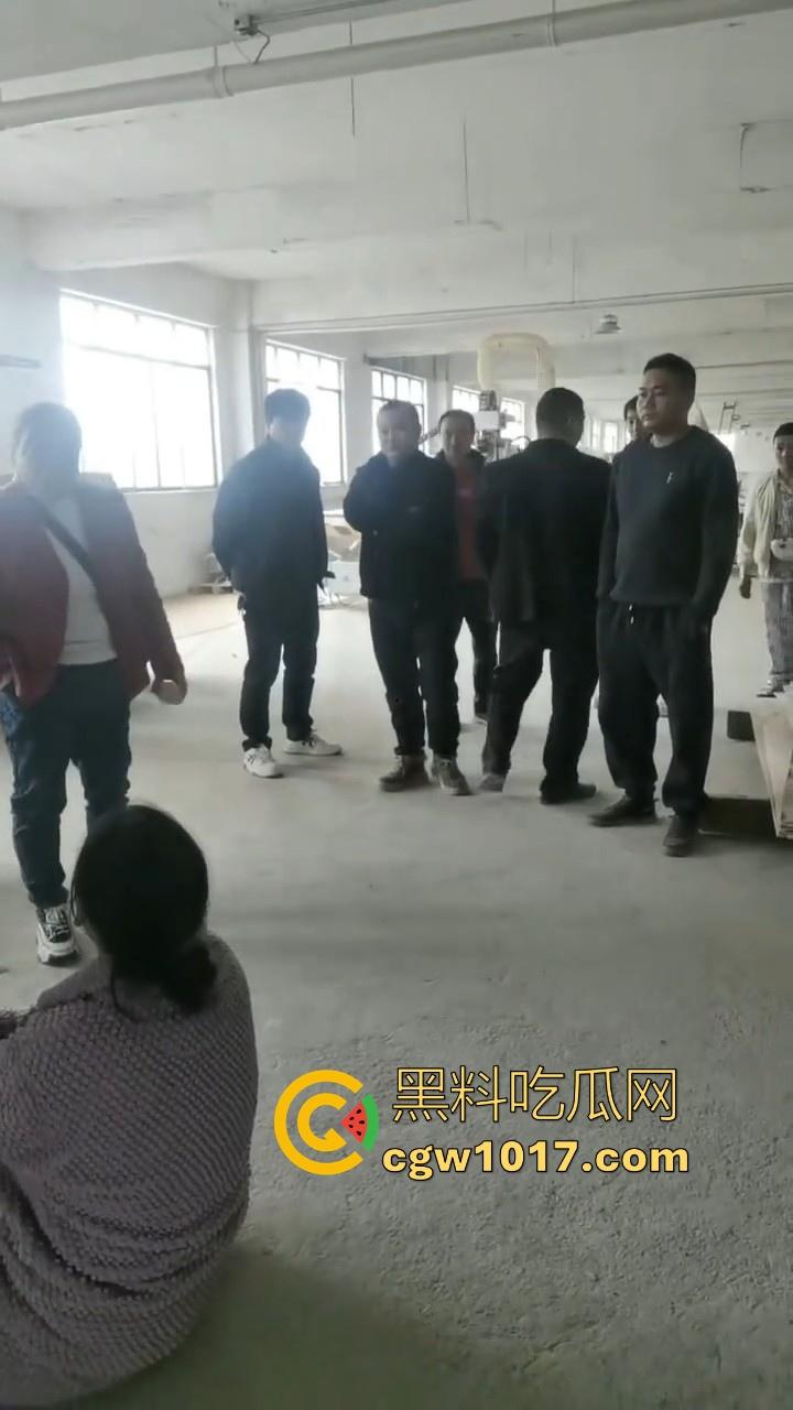 贵州龙里水长乡家具厂拖欠工资，员工携带孩子上门讨要薪资，抱着老板的大腿，都这样了不是哥们你还打算不给啊！-2