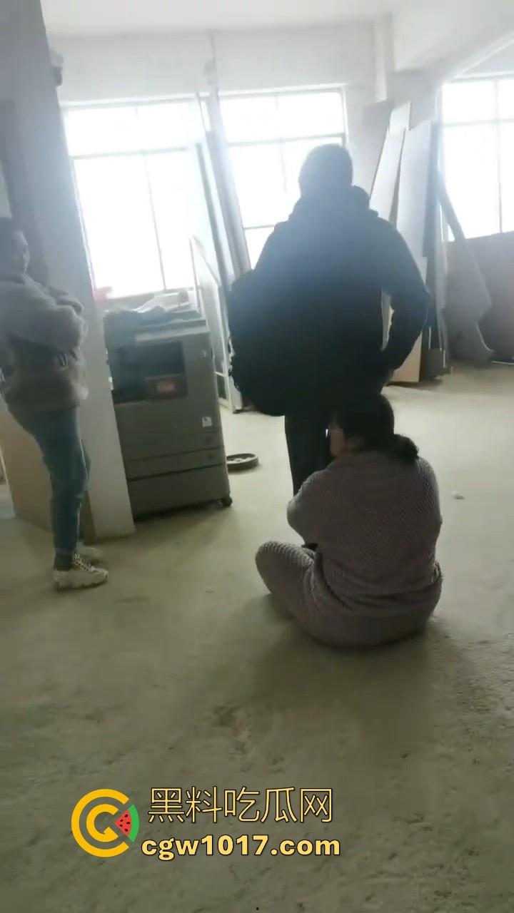 贵州龙里水长乡家具厂拖欠工资，员工携带孩子上门讨要薪资，抱着老板的大腿，都这样了不是哥们你还打算不给啊！-3