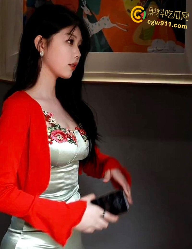 上海音乐学校学妹【刘依诺】，表面清纯可爱私下反差婊，蒙眼镜前跪地口交，无套狂插丰满翘臀 ！-3