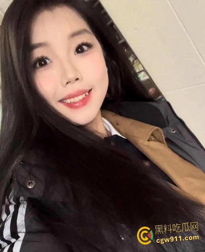 上海音乐学校学妹【刘依诺】，表面清纯可爱私下反差婊，蒙眼镜前跪地口交，无套狂插丰满翘臀 ！-4