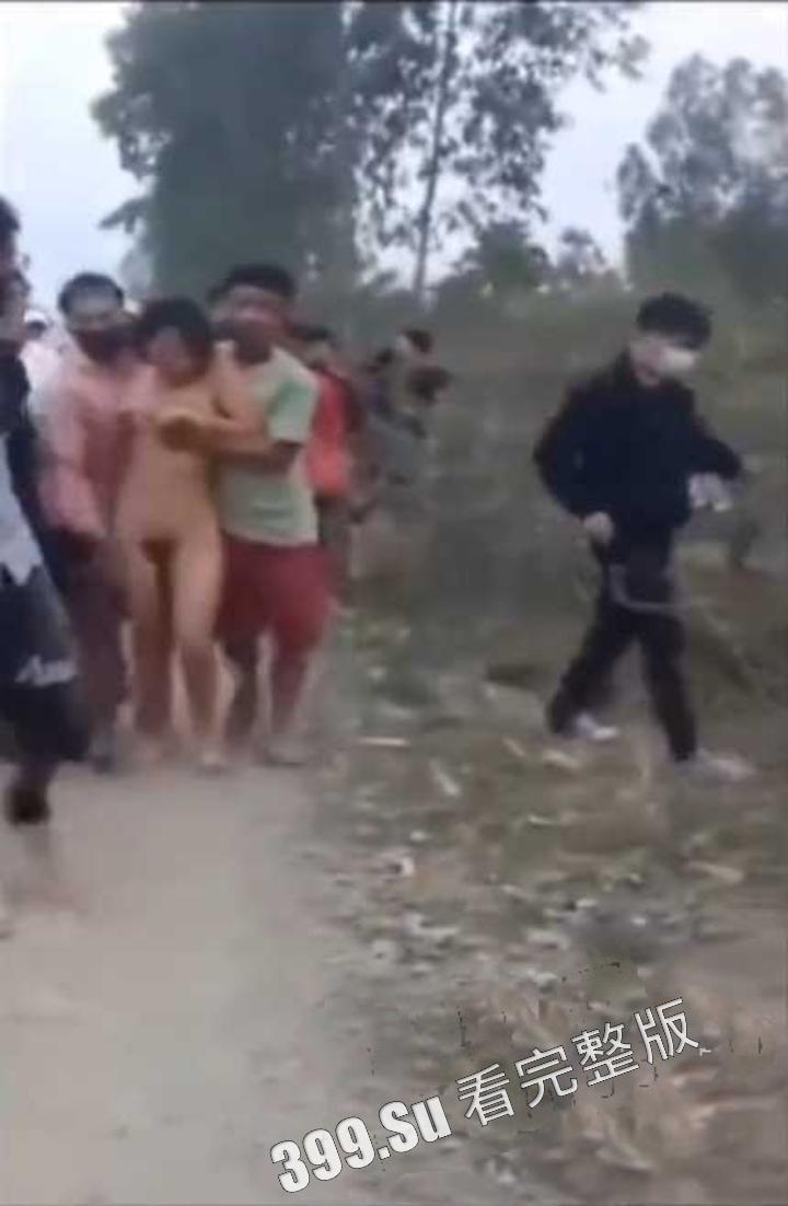 印度又出奇葩瓜！印度两女子被迫赤裸游街 遭暴徒轮奸！无码原版流出！-10