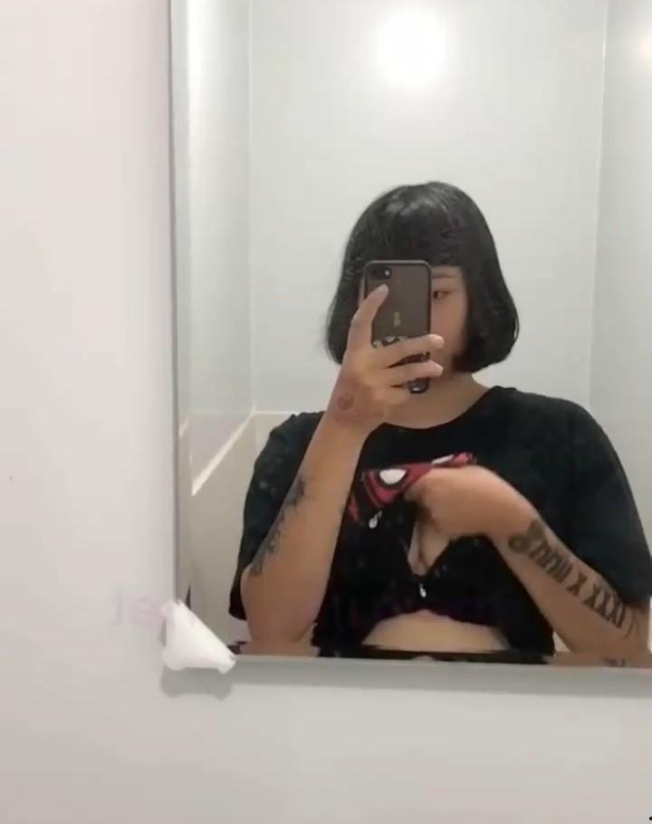 711巨乳女店员【林雯霞】，萝莉嫩妹上班期间在线自慰，超骚漏奶视频外流，傲人双峰呼之欲出，堪称视觉核弹！-5