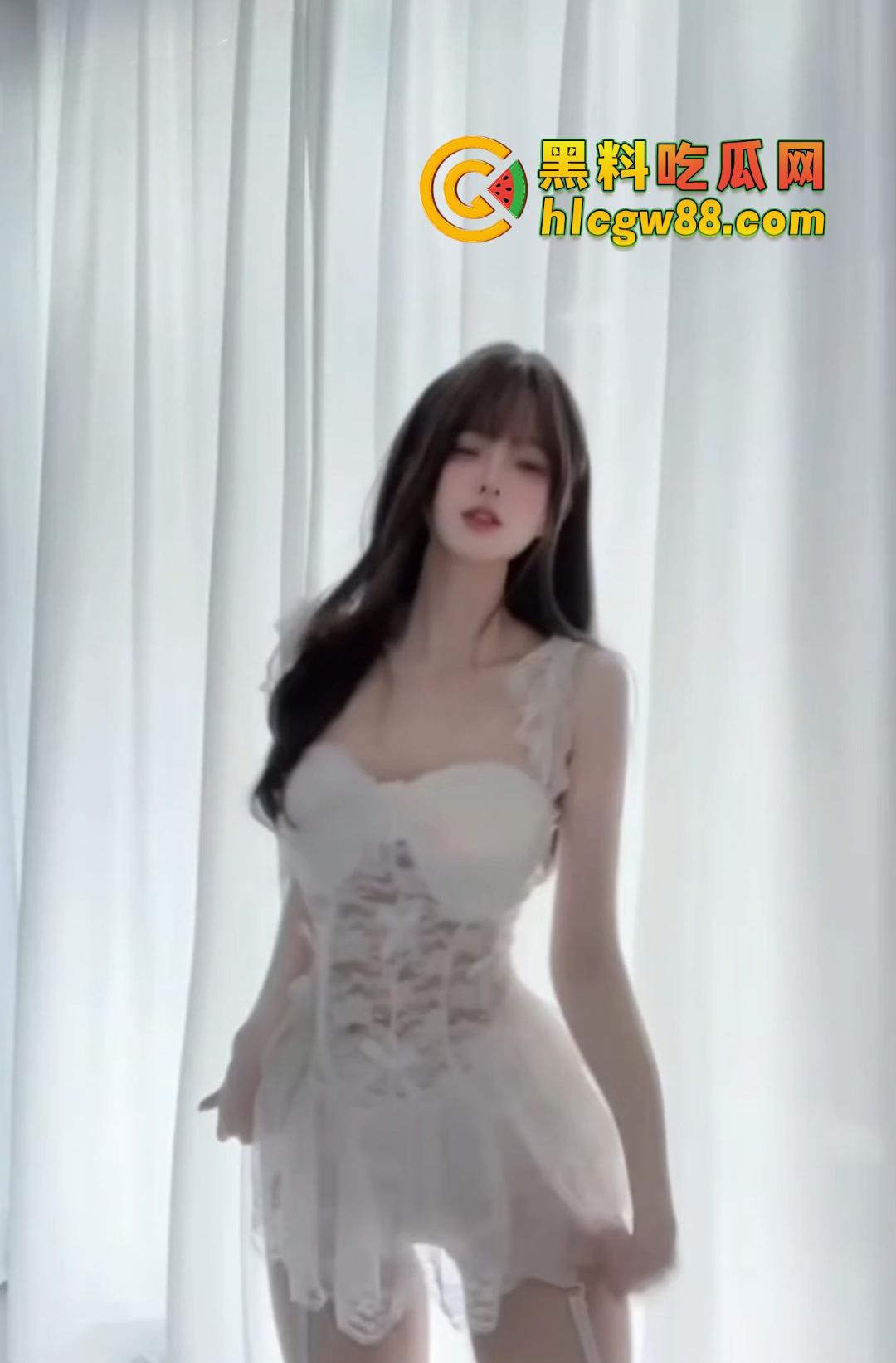 舔狗充钱才看的骚逼裸舞，这里全网白嫖，抖音封杀的性感热舞大秀，这里限时免费撸到爽，错过就亏大了！-11