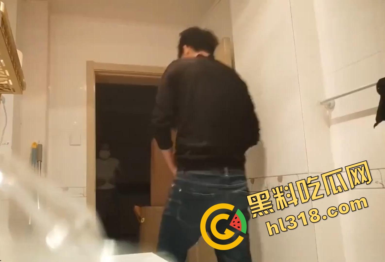 熟女和小伙偷情，时间紧迫厕所约炮一分钟就缴械，阿姨信任你你还敢偷拍，老公都要回来了还敢硬上！-6