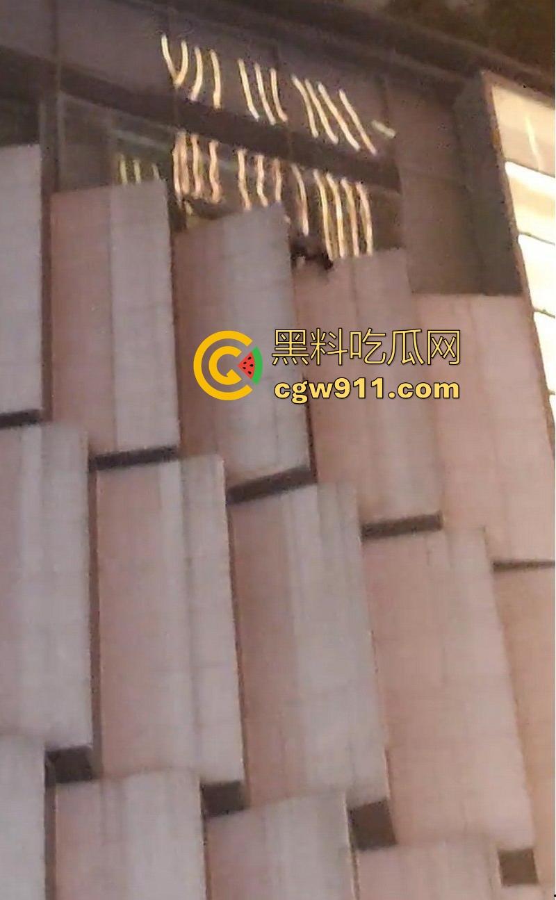 国庆假期长沙五一广场惊现男子跳楼！坐在边沿楼顶，准备一跃而下，楼下无数人围观，现场目击视频流出！-4