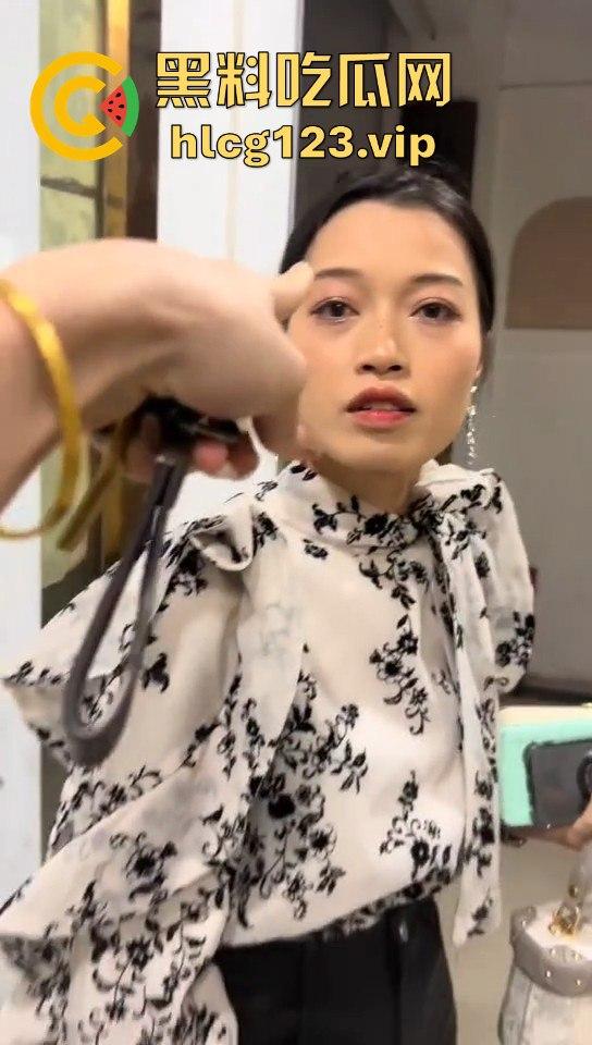 瓜友抓小三现场，广西婊子知三当三！贱人终究逃不过，捉奸现场太文明了？-4