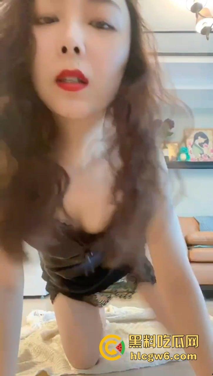 成都少妇【陈小艺】给老公戴绿帽 穿透视装给情妇发自慰视频 还接受主人调教 独家爆料！-14