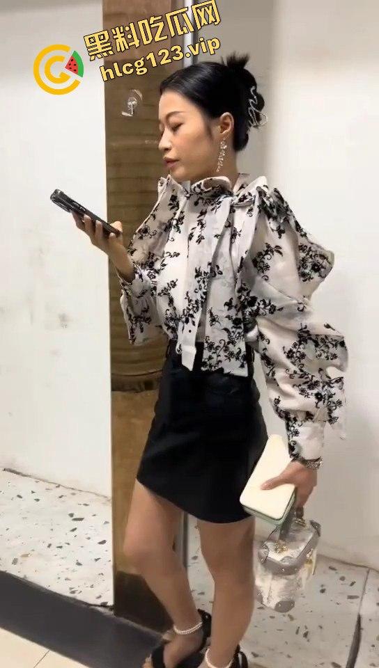 瓜友抓小三现场，广西婊子知三当三！贱人终究逃不过，捉奸现场太文明了？-9