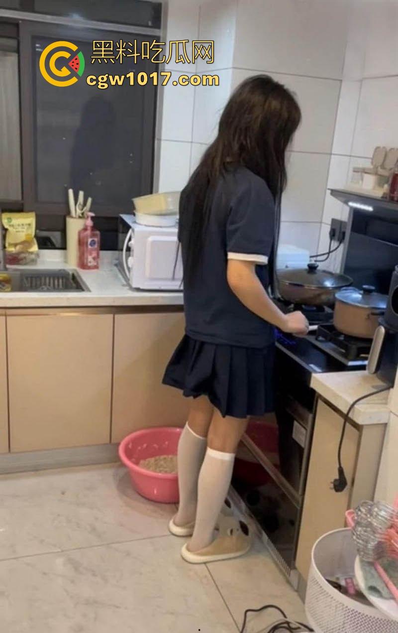 强上半夜在厨房找饭吃的女儿，大屌狠捅粉穴，翘臀高抬美腿夹紧粗壮肉棒撸动，高潮淫水狂喷！-3