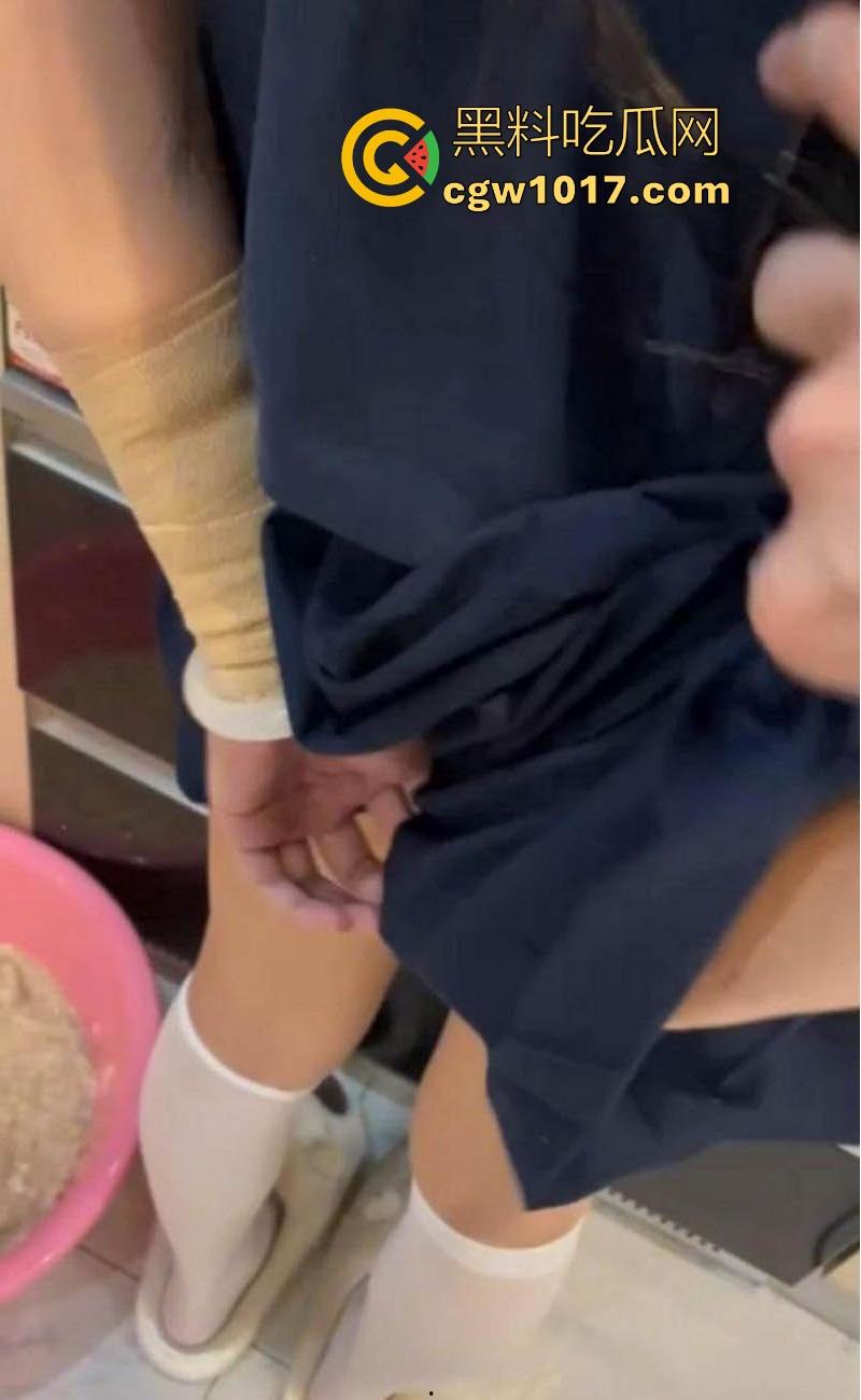 强上半夜在厨房找饭吃的女儿，大屌狠捅粉穴，翘臀高抬美腿夹紧粗壮肉棒撸动，高潮淫水狂喷！-4