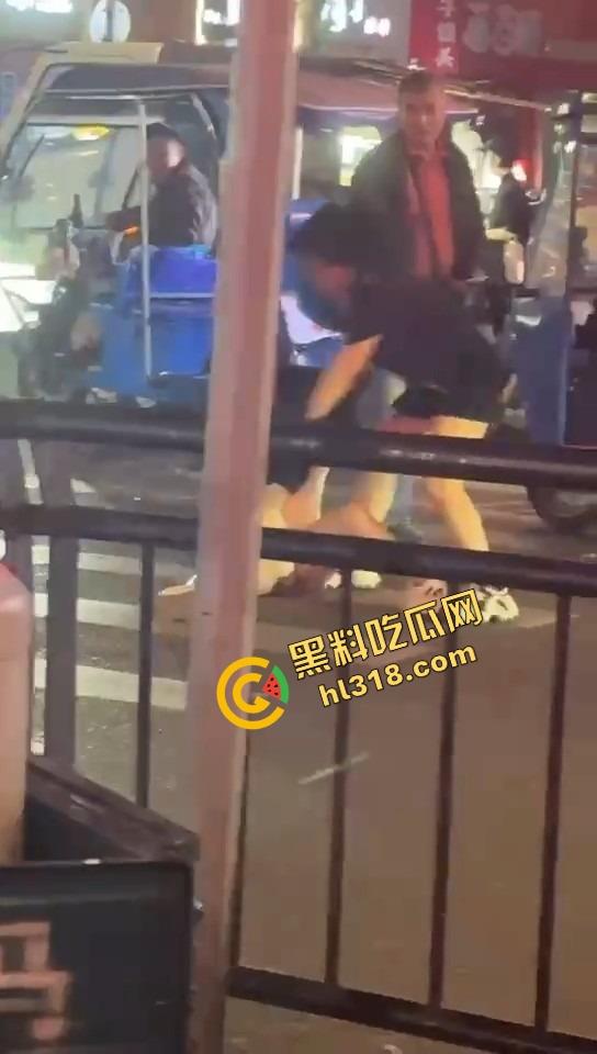 正妻街头暴揍小三，三姐被撕得头发都薅掉，路人全程围观嗨翻，贱人哭着喊妈！-2