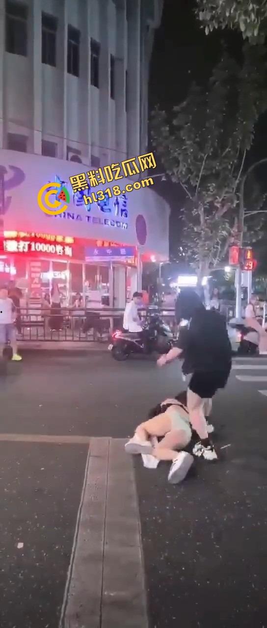 正妻街头暴揍小三，三姐被撕得头发都薅掉，路人全程围观嗨翻，贱人哭着喊妈！-9