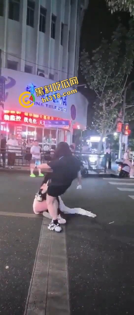 正妻街头暴揍小三，三姐被撕得头发都薅掉，路人全程围观嗨翻，贱人哭着喊妈！-10