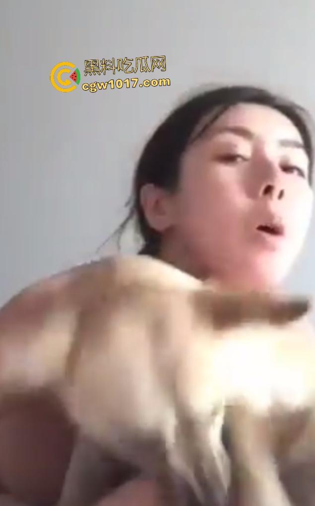 美少妇老公出差饥渴难耐，只好强吻公狗，脱光诱惑狗子它却挣扎逃避，宁愿舔屌都不亲嘴，我也想当狗了！-7