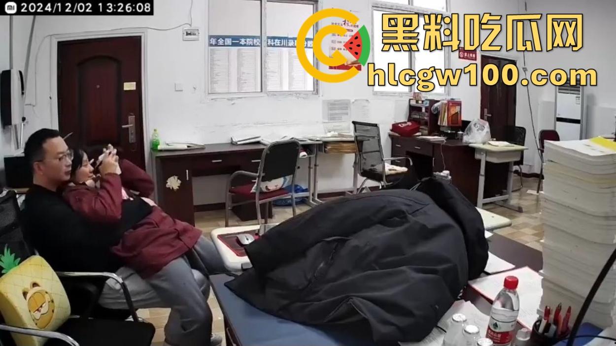 四川达州铭任园高中爆出办公室勾引学生丑闻，监控全程记录，人前讲台上授课，人后办公室搞暧昧 教书变勾引术了？-9