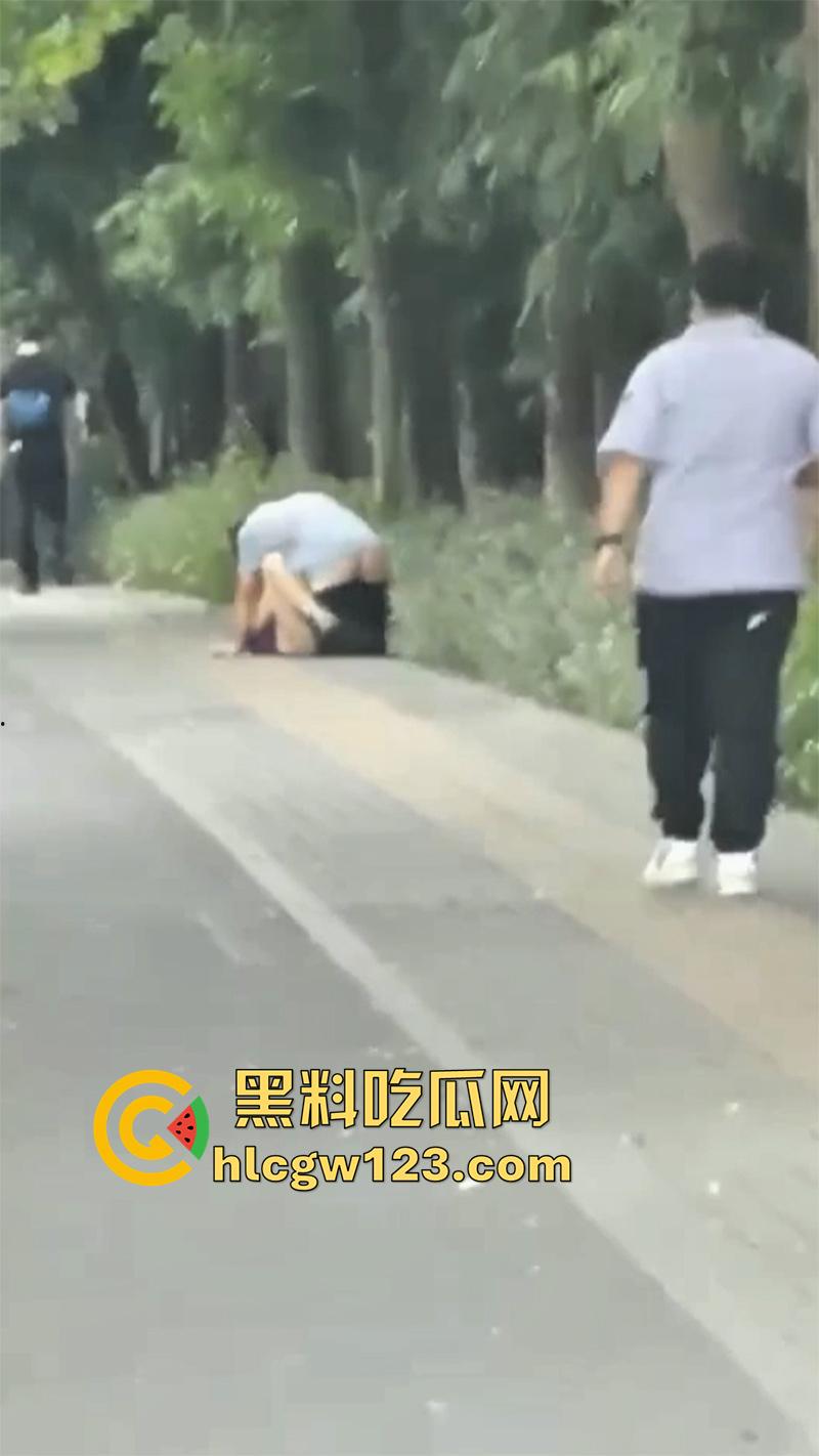 浙江情侣街边做爱，无视行人当街啪啪，还有一男子直接就站旁边看，玩的真够大胆的！-5