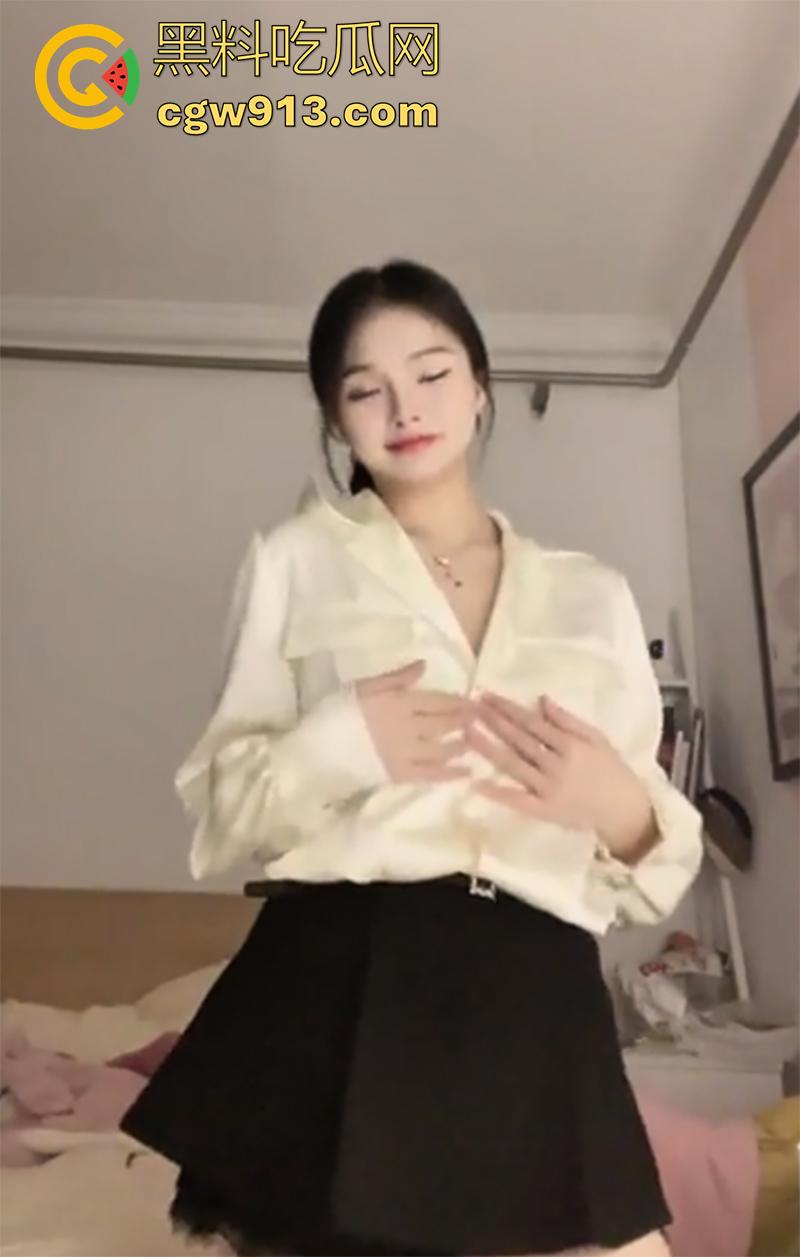 武汉某公司行政【陈雨佳】，擅长裸舞性瘾极强，曾和学生家长公厕约炮，公司年会塞跳蛋跳舞，渴望群p在线求操！-5