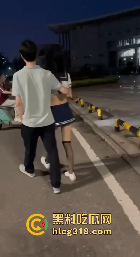 湖北经济学院热搜大瓜！JK制服学生妹校园推特玩露出野战被围观 白天激情后入深夜疯狂口交 真大胆！-13