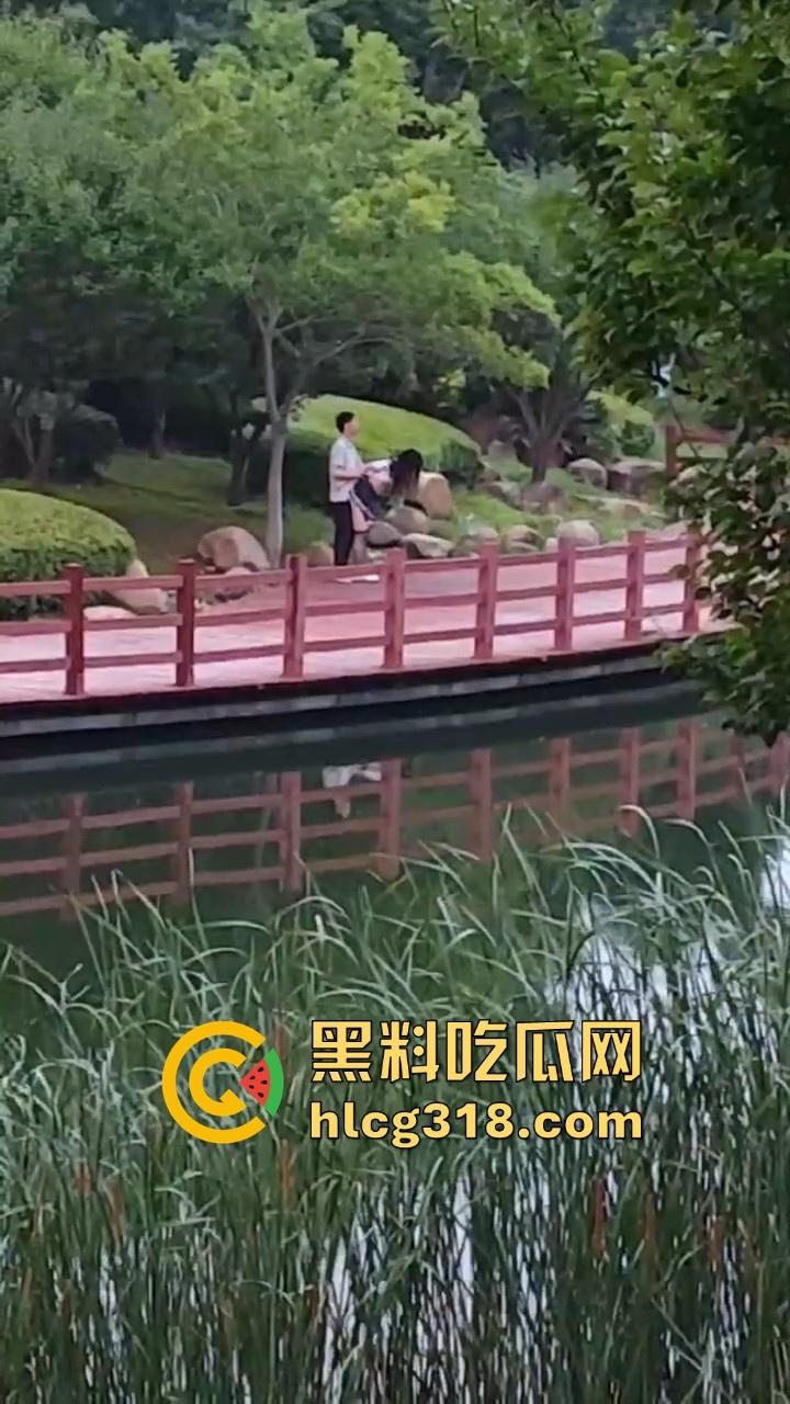 湖北经济学院热搜大瓜！JK制服学生妹校园推特玩露出野战被围观 白天激情后入深夜疯狂口交 真大胆！-14