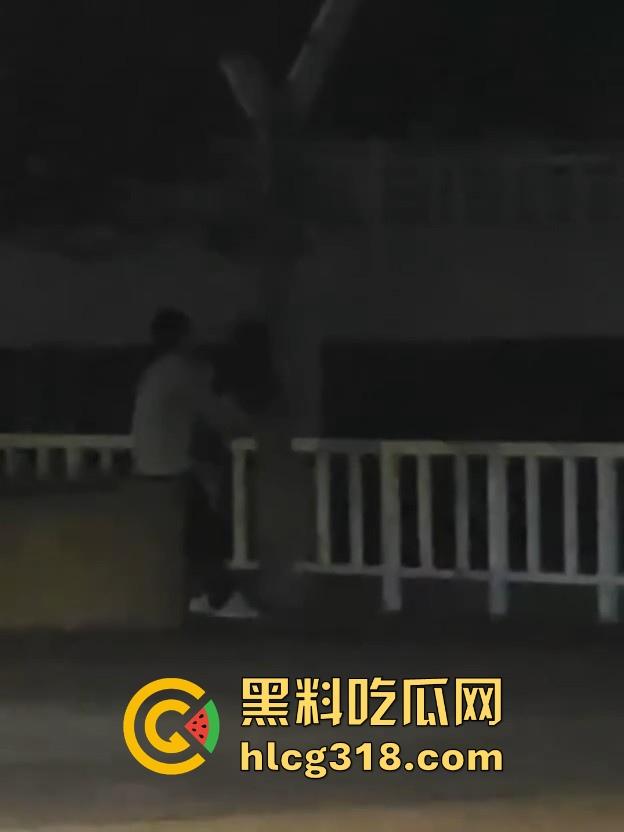 湖北经济学院热搜大瓜！JK制服学生妹校园推特玩露出野战被围观 白天激情后入深夜疯狂口交 真大胆！-15