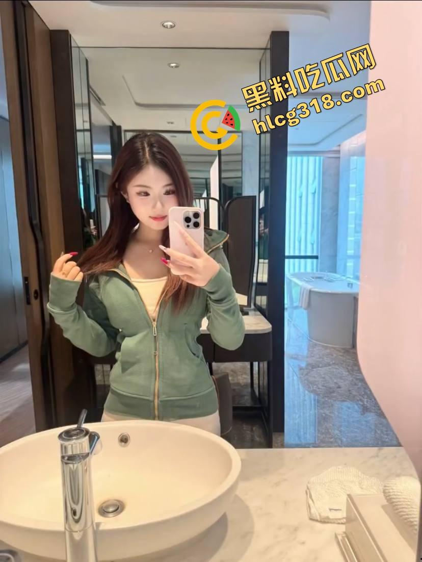 亲子互动会开成骚货会？老流氓家长装裤兜伸手偷吃桃子，女老师还点头微笑跟学生互动！-3