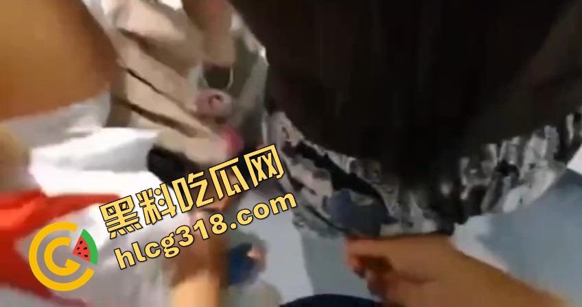 亲子互动会开成骚货会？老流氓家长装裤兜伸手偷吃桃子，女老师还点头微笑跟学生互动！-15