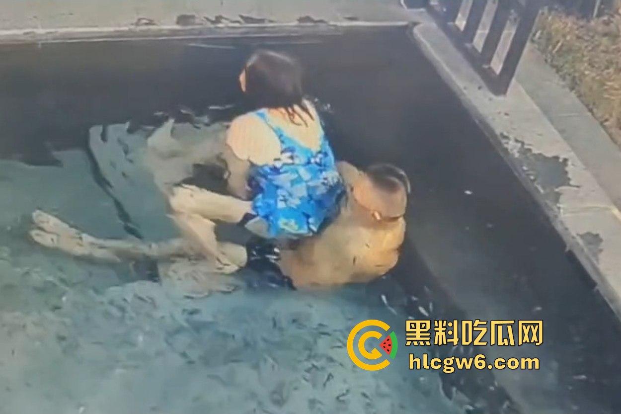 南京老骚逼真会玩 鱼疗池激情操逼玩铁锅炖 鱼被活活踩死干死满池漂着小鱼尸体 工作人员当场骂娘！-4