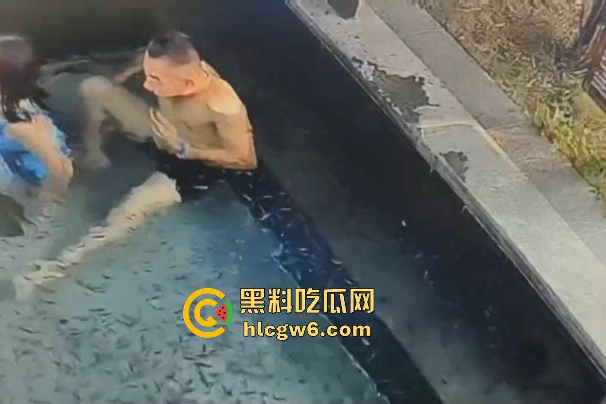 南京老骚逼真会玩 鱼疗池激情操逼玩铁锅炖 鱼被活活踩死干死满池漂着小鱼尸体 工作人员当场骂娘！-6