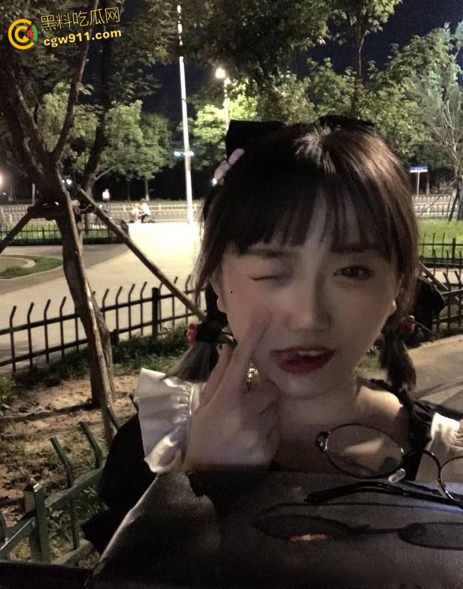 海南大学大二学妹【刘茜】，父母眼里的乖乖女，暑假出租房穿着情趣黑丝，被男友无套侧入猛干，淫叫声超级浪 ！-1