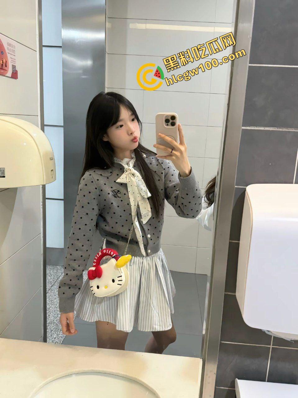 上海音乐学院清纯嫩妹反差女大【林妙音】为买苹果手机下海 双手撕逼直插后入射屁！独家曝光流出！-2