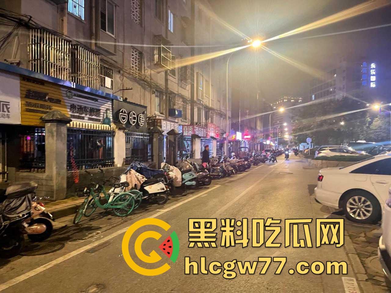 踏马是个人才啊，拿鱼换炮！两个钓鱼佬拿钓的鱼去找街边快餐店换炮，还真被他换到了！-8