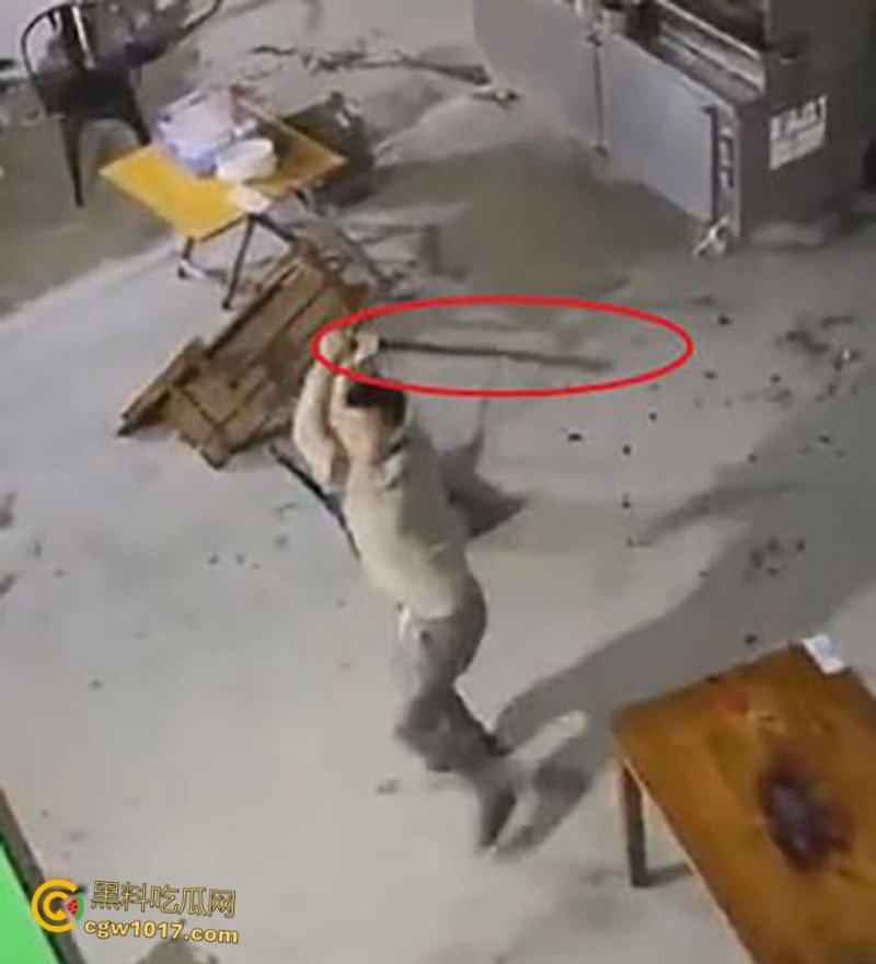 广东渔夫烧烤店发生乱斗火拼，一伙黑衣人手持砍刀见人就砍，烧烤店瞬间桌椅碎裂，楼上群众幸灾乐祸狂拍 ！-2