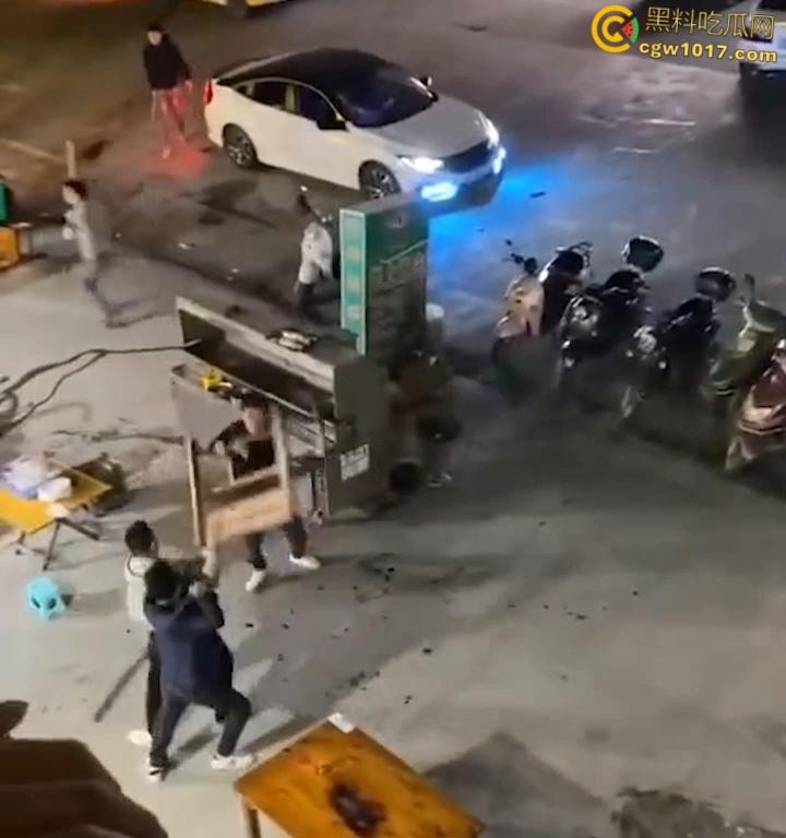 广东渔夫烧烤店发生乱斗火拼，一伙黑衣人手持砍刀见人就砍，烧烤店瞬间桌椅碎裂，楼上群众幸灾乐祸狂拍 ！-3