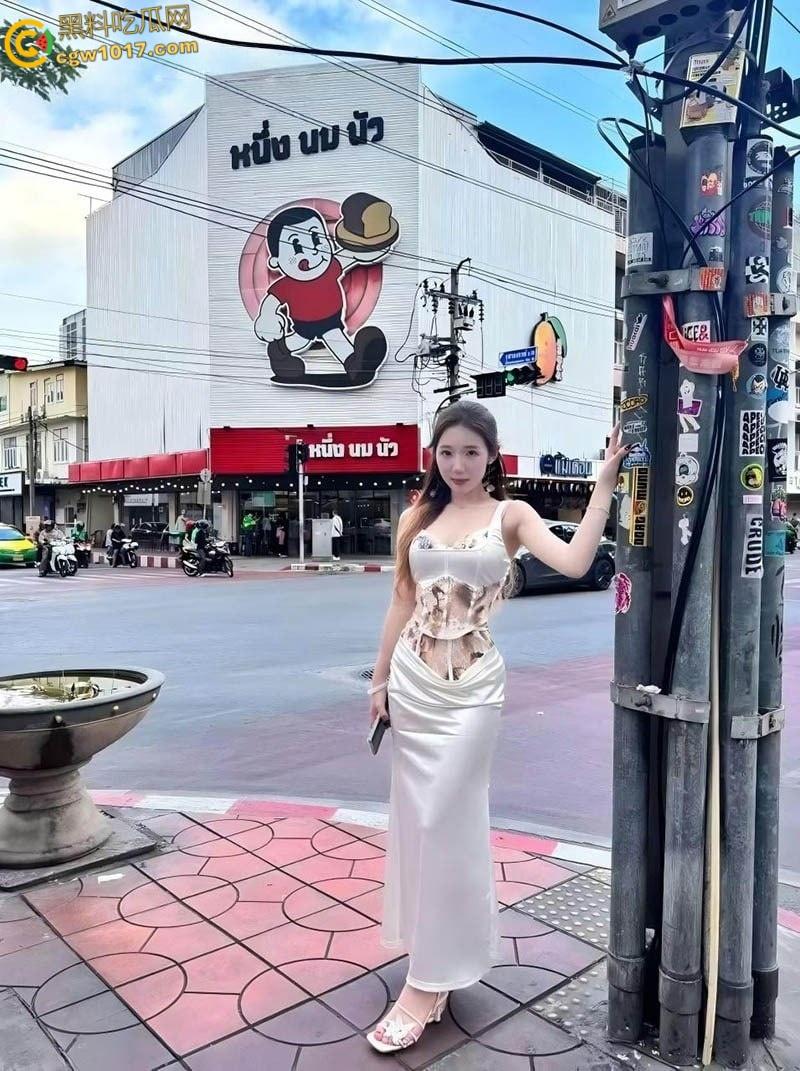 高颜值学姐饥渴难耐，不穿内裤被按在办公桌狂操！抠逼调教爽到高潮喷水，椅子上后入内射浪叫不停！-1