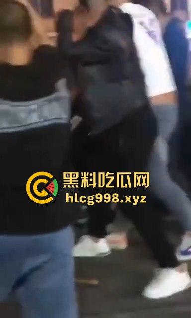 柳州光头疯子持刀砍人被围攻，摊贩齐心棍棒齐下，寡不敌众狼狈逃窜！-5