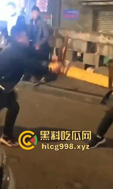 柳州光头疯子持刀砍人被围攻，摊贩齐心棍棒齐下，寡不敌众狼狈逃窜！-7