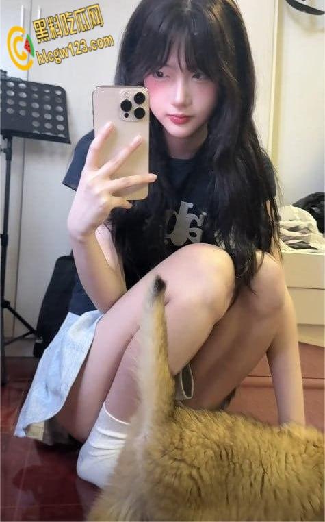 抖音70万粉网红【一只香】福利泄密， 清纯少女大长腿小蜜臀 ，情趣装秀奶子蛮腰太勾人!-4