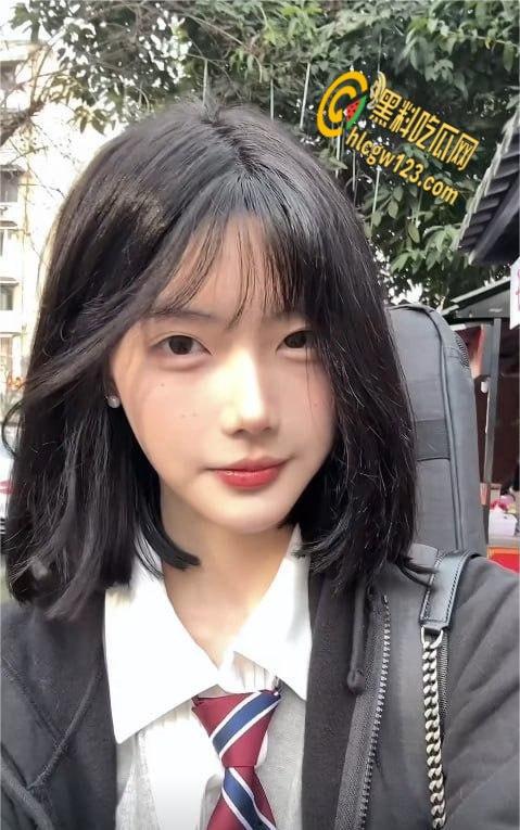 抖音70万粉网红【一只香】福利泄密， 清纯少女大长腿小蜜臀 ，情趣装秀奶子蛮腰太勾人!-6