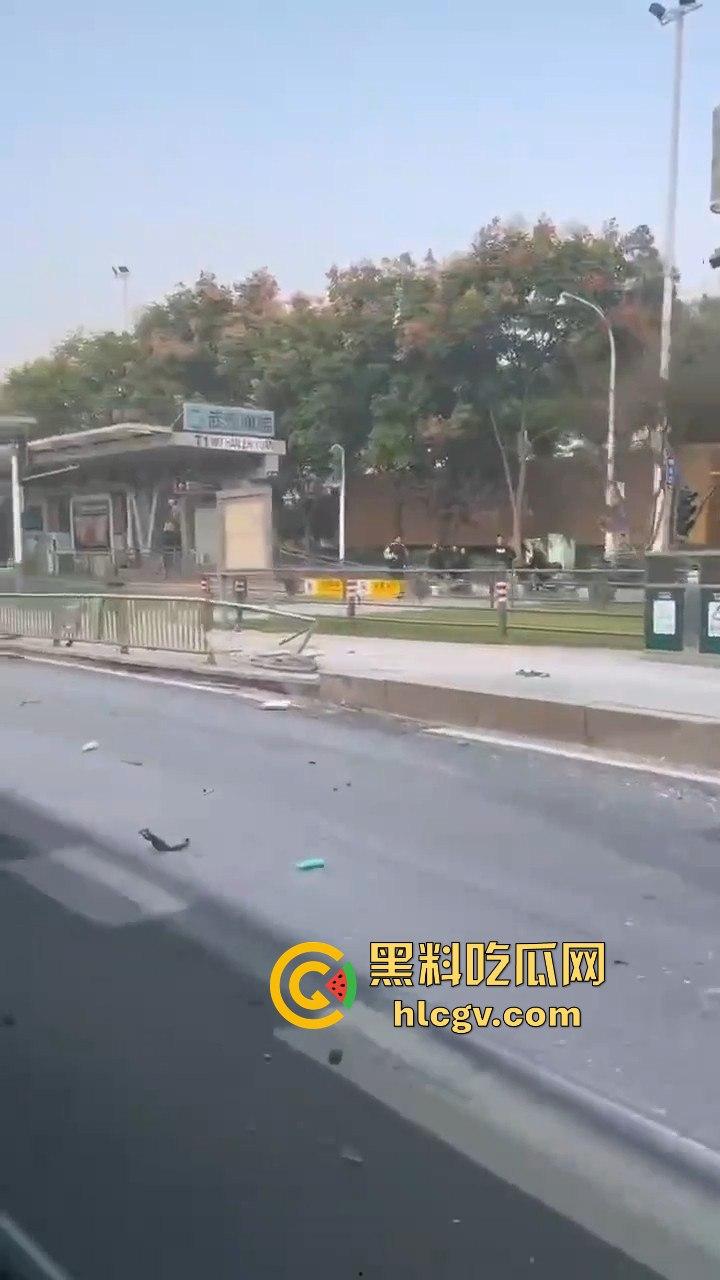 武汉问界智能驾驶撞小客车结果自己半边车头没了，安全是杠杠的，但车是真惨！-6