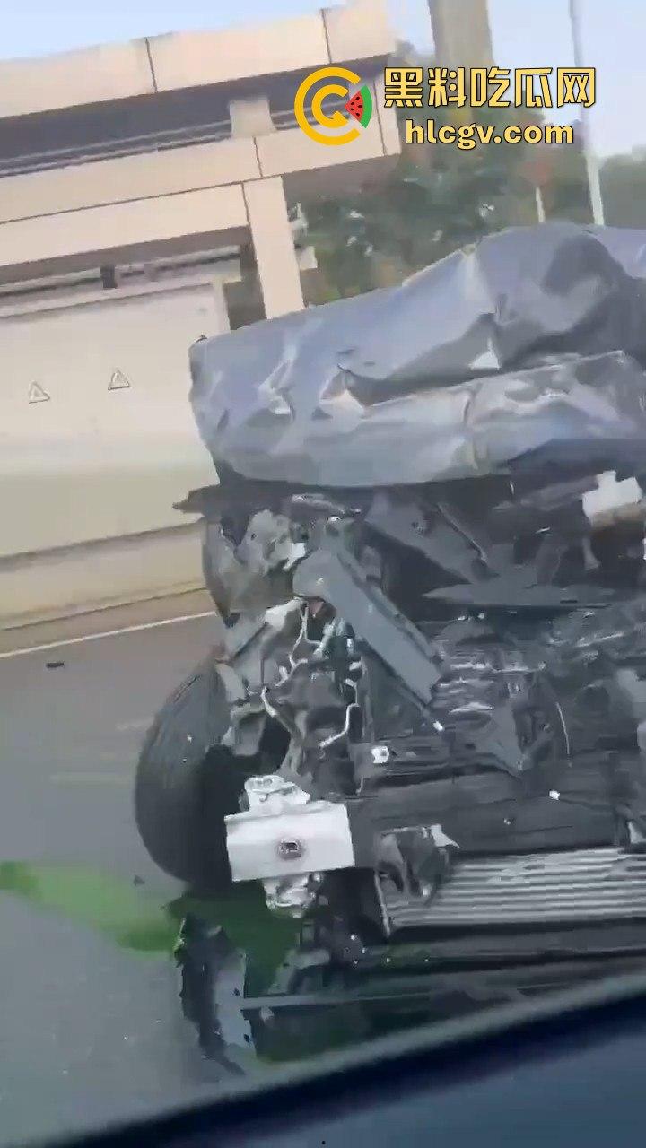 武汉问界智能驾驶撞小客车结果自己半边车头没了，安全是杠杠的，但车是真惨！-7