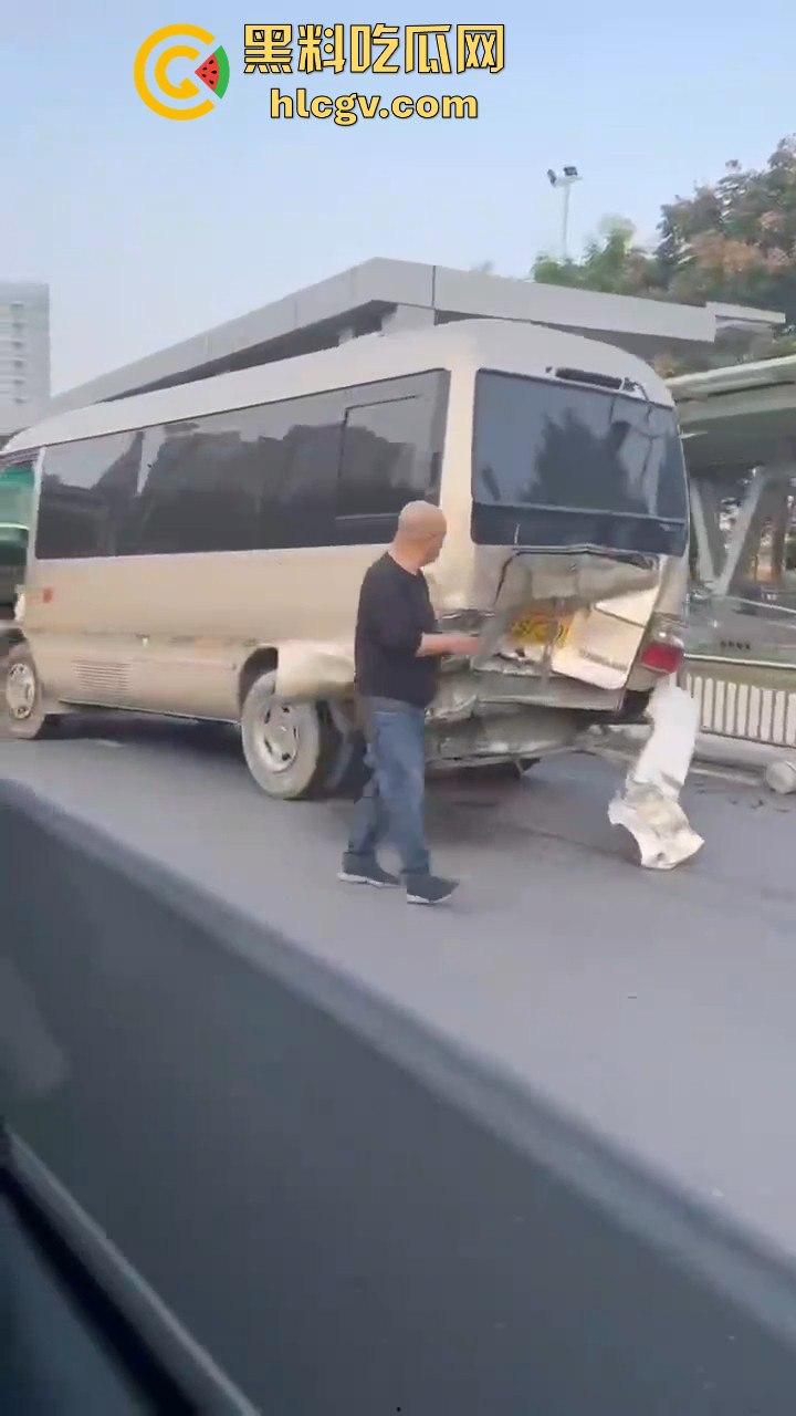 武汉问界智能驾驶撞小客车结果自己半边车头没了，安全是杠杠的，但车是真惨！-12