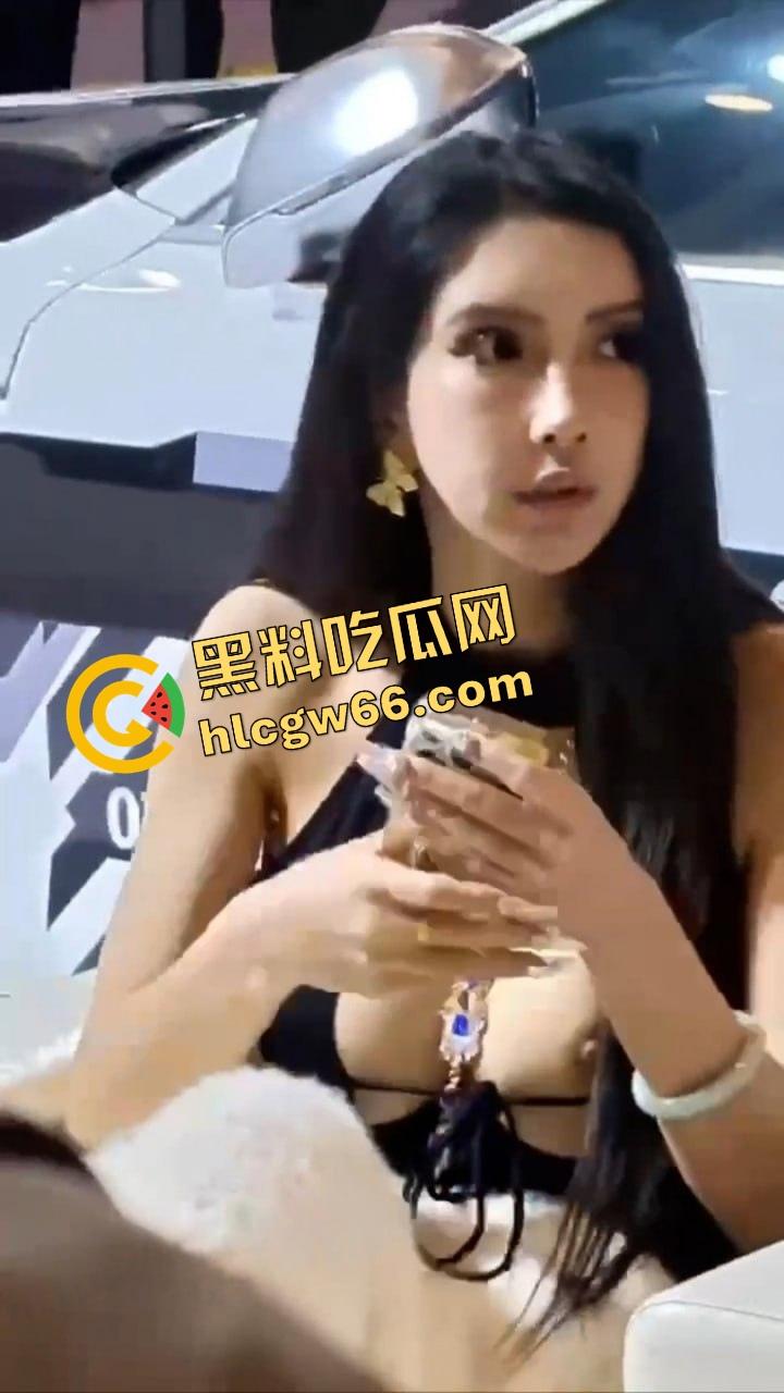 苏州车展车模露奶走光，中分吊带挂不住巨奶，奶头跑出来都不知道，骚样像等人来操！-2