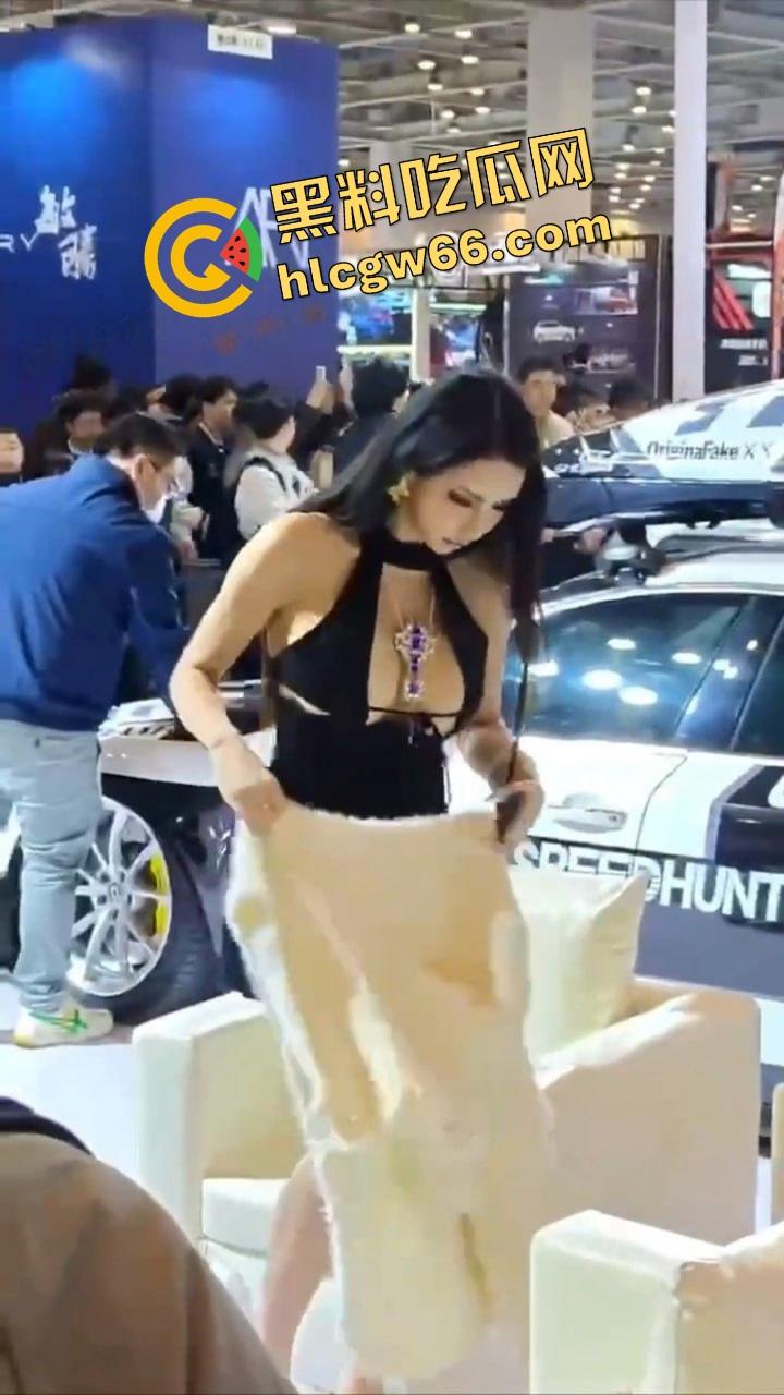 苏州车展车模露奶走光，中分吊带挂不住巨奶，奶头跑出来都不知道，骚样像等人来操！-3